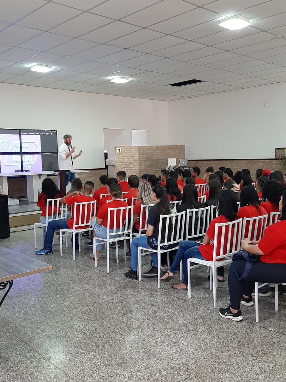 Pedro Prudente apresentando de dia para uma plateia sentada, em um treinamento corporativo