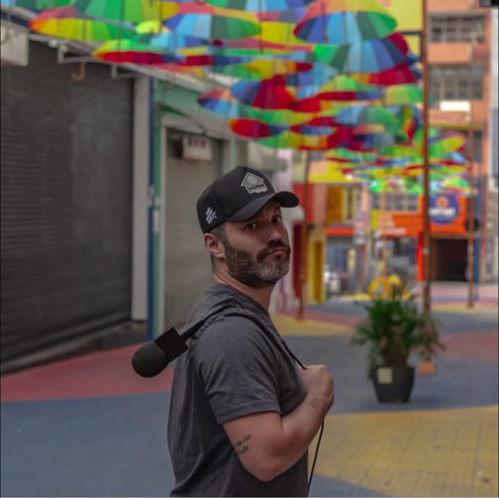 Pedro Prudente, comediante e mestre de cerimônias para eventos corporativos em São Paulo, com um microfone apoiado no ombro